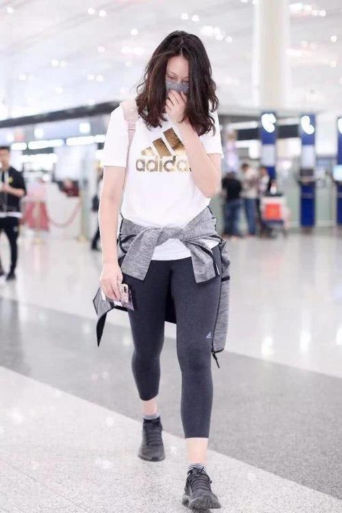 惠若琪穿紧身裤快被大腿撑爆了勒出大腿肌肉，网友：好强壮的腿！