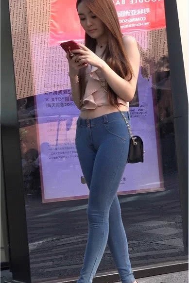 成熟微胖小姐姐粉红吊带穿出纤瘦火辣身段，紧身牛仔搭配刚刚好