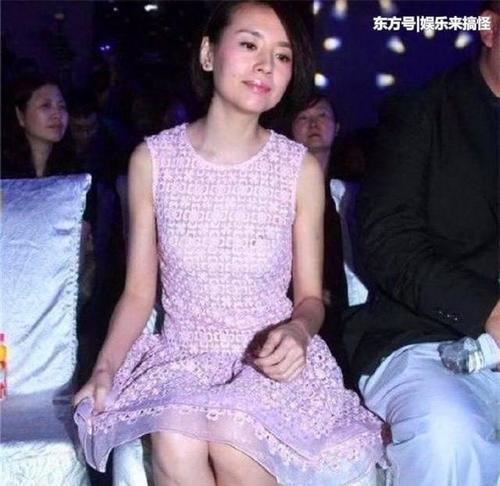 41岁赵薇和37岁董洁同坐，仅差4岁，网友：保养太重要了！