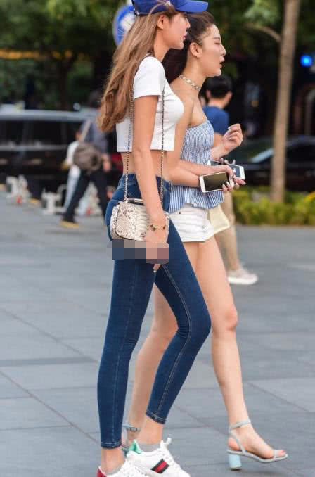 180公分美女紧身裤尽显“筷子腿”，这腿夹的一点缝隙都没有