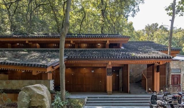 刷脸启动马桶、wifi全免费……中国诞生最美公厕