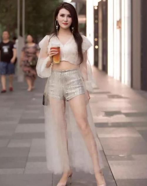  『蓝色』街拍：面带微笑的美女，一条蓝色的吊带牛仔裙，时尚魅力气质