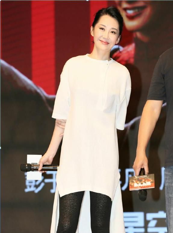 许晴身穿短裤，大长腿实在是太迷人了，网友:完全不像50岁的人