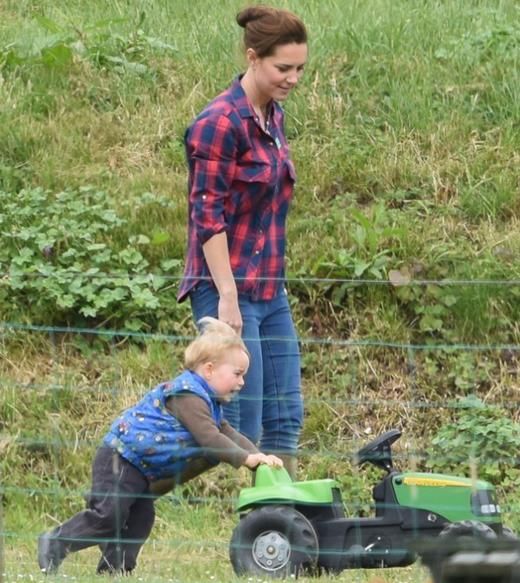 凯特王妃私下带娃，大花裤土到掉渣，网友:差点没认出!