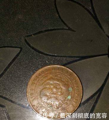 水位下降，水库底下古建筑露出，钓鱼人猜测是藏宝洞