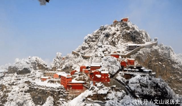 武当山长明灯600年了没有灭,专家无法解释,意外被游客点破