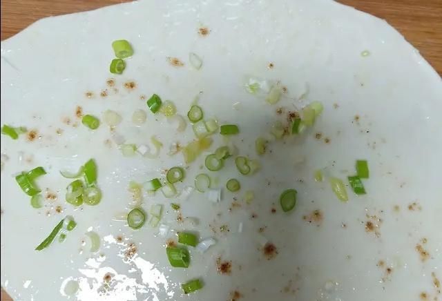  『十足』宅在家教你做葱香味十足的葱油饼，咬一口酥掉渣，一家都喜欢！