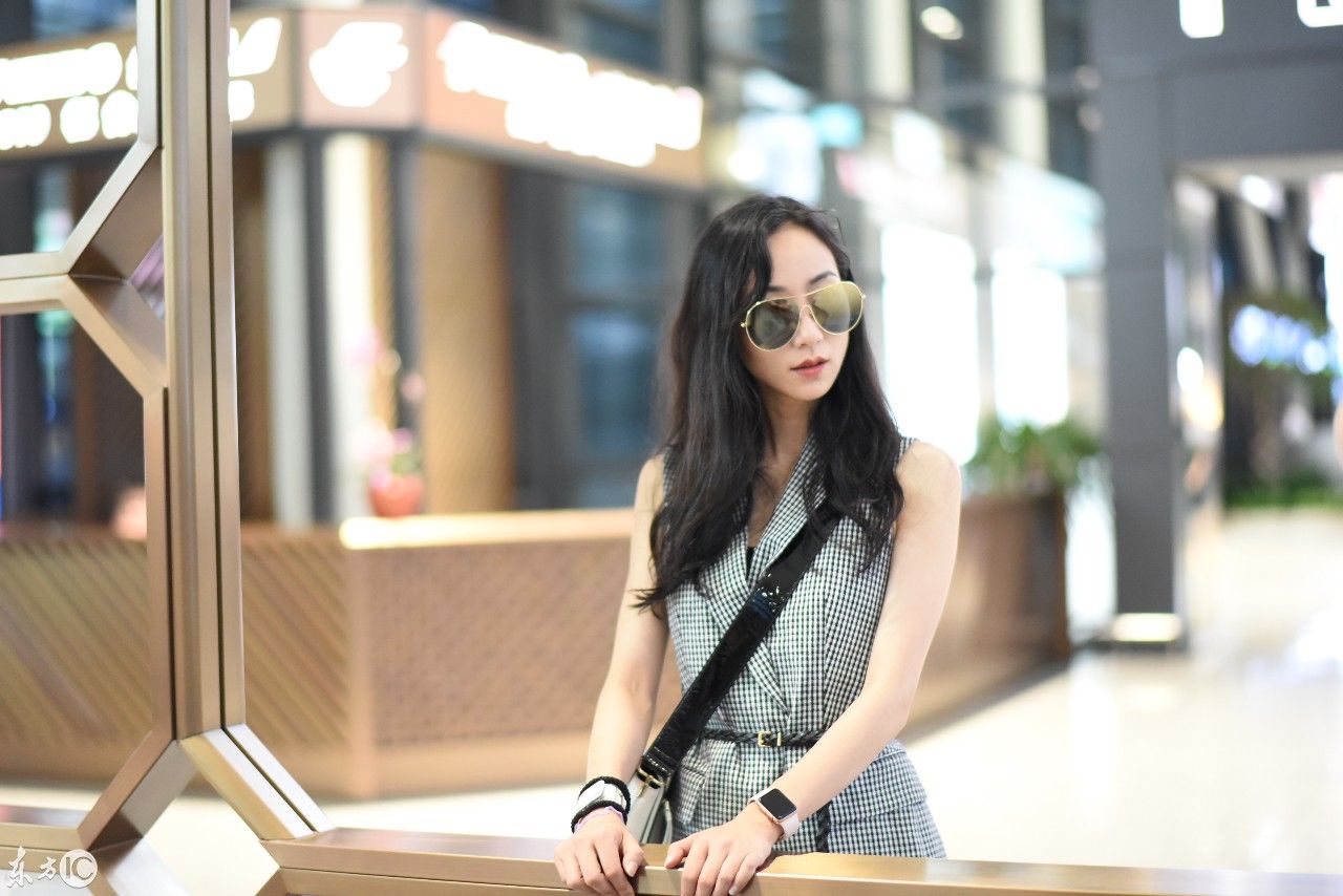 韩雪现身机场气场一米八，发型别致展现野性魅力!