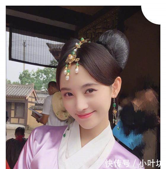 鞠婧祎咋想的竟把袜子当裤子穿，网友单飞后越来越疯狂了！