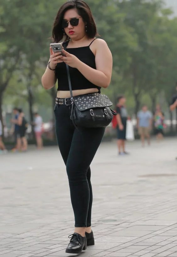 膀大腰圆的小姐姐身穿紧身裤，这丰乳肥臀适合你的口味吗