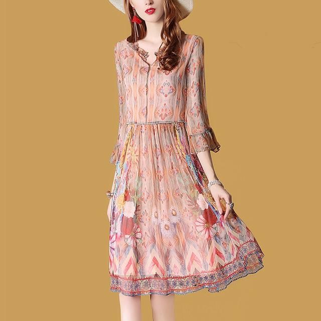 婆婆年逾50，从不穿打底裤，每天穿这欧货裙，年轻优雅风韵犹存