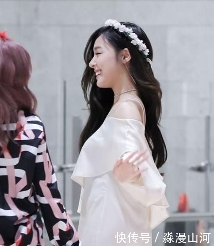  『礼裙』这是黄美英？身穿礼裙尽显小蛮腰大长腿，网友：这身材好到不敢看