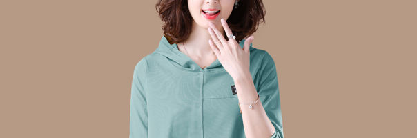 刚入秋，别着急买皮衣，70后女人都在穿这“卫衣”，穿出清新感