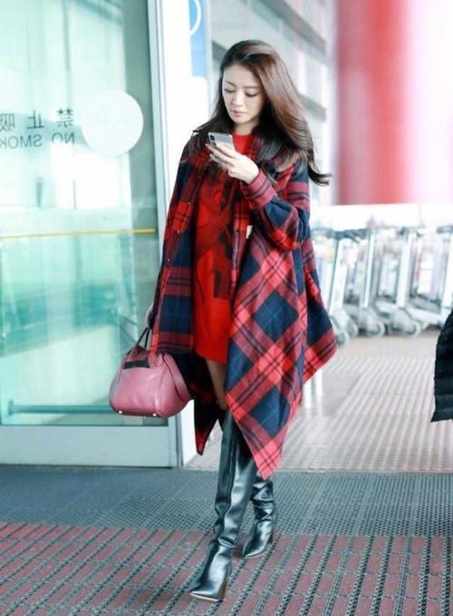 安以轩这时尚精!穿“红鞋”把脚趾的形状都勒出来了,依然好看