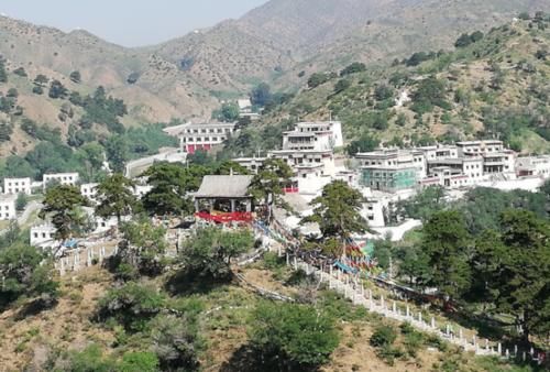 藏在大山深处的这座寺庙，距今270年历史，被称为“小布达拉宫”