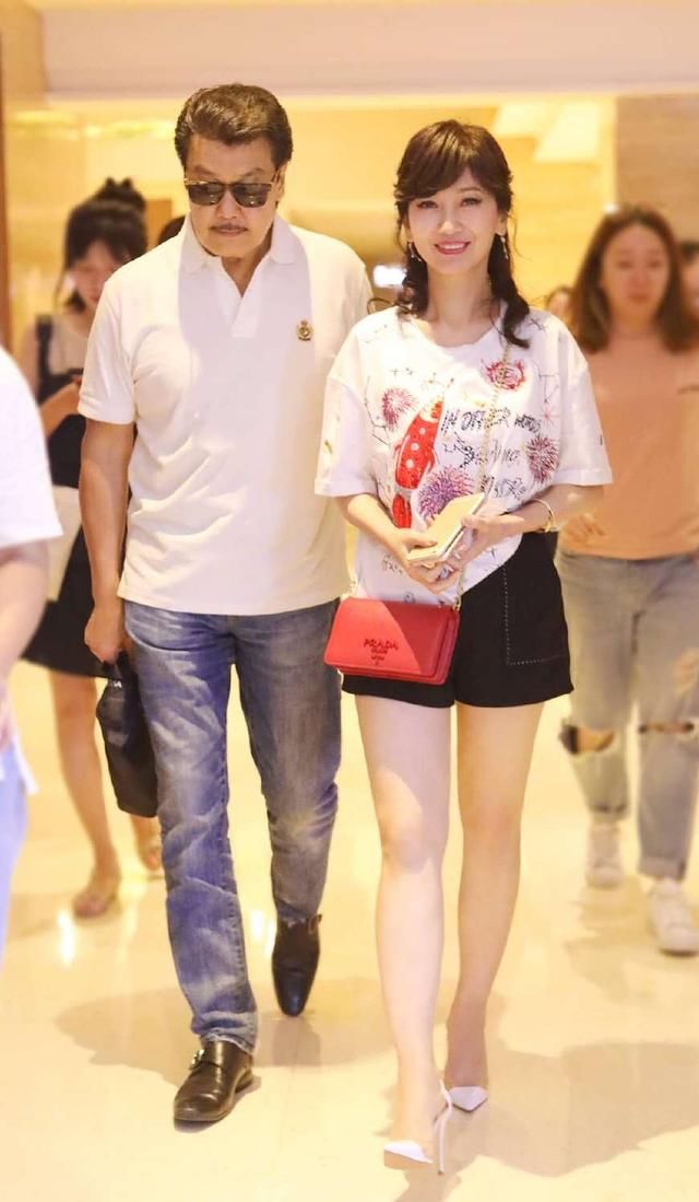 63岁刘晓庆撞上64岁赵雅芝，同穿短T，奶奶和少女的身材差距