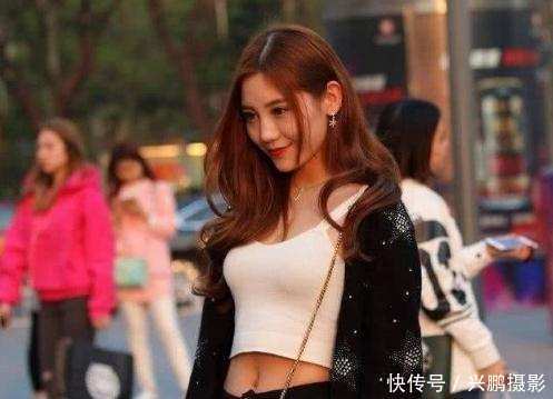 街拍: 露脐装美女笑起来如浴春风的小姐姐, 白皙俏丽苗条俏皮!