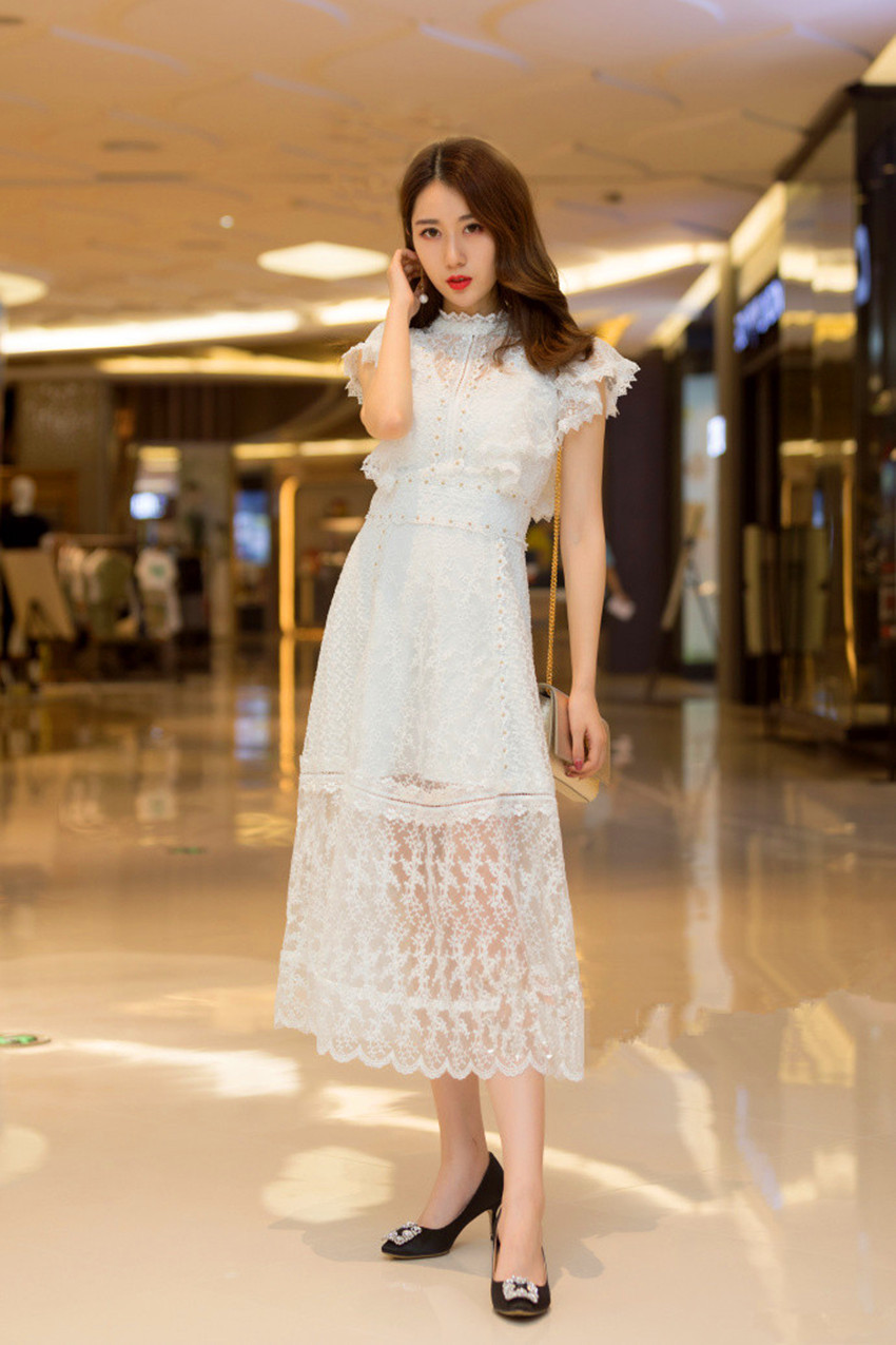 皮肤白皙的抹胸装小姐姐瞬间拥有女神范儿，显得优雅迷人！