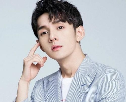  #评价则#李汶翰代言口红，肖战代言雅思兰黛，男星代言彩妆也挺好