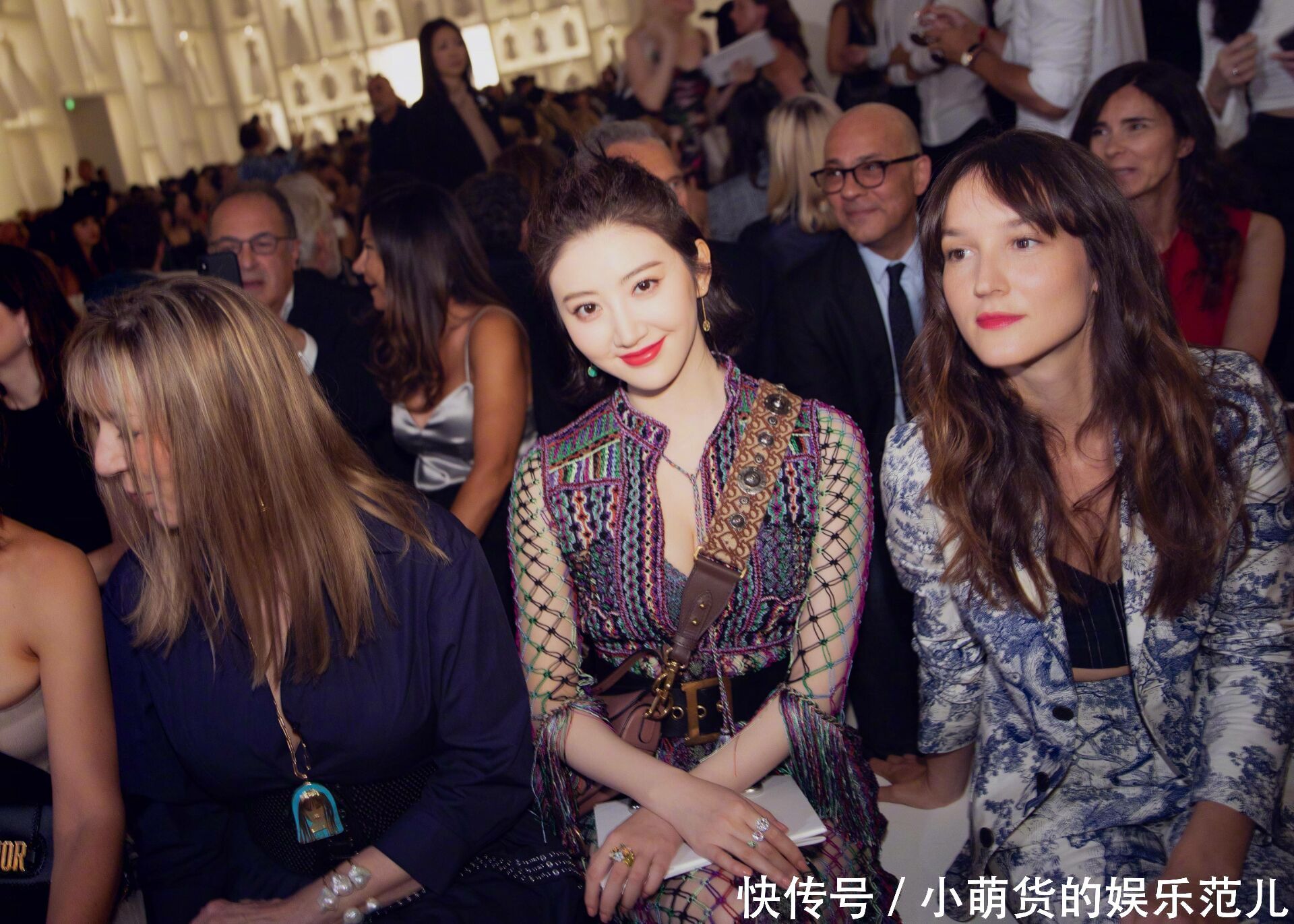 景甜受刺激了？穿镂空长裙领口比内衣还低，网友：张继科看到咋办