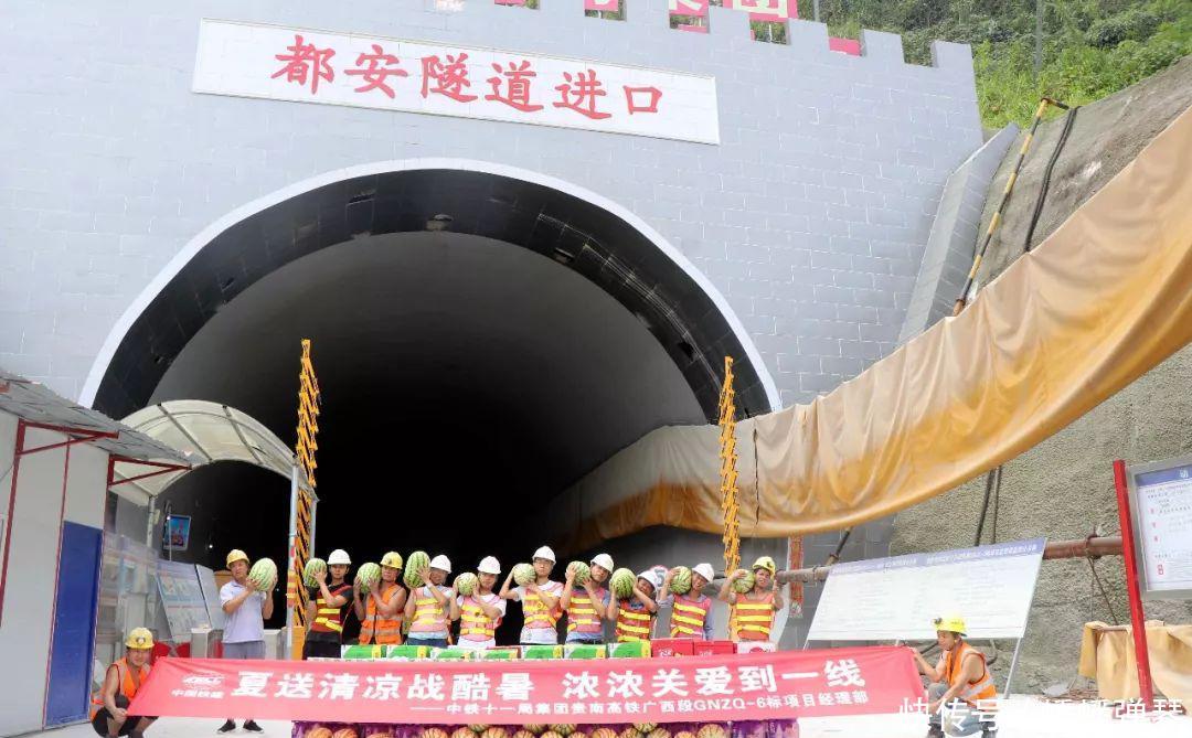 我国西部正打造的一条高铁大动脉，时速350公里，对接2大省会