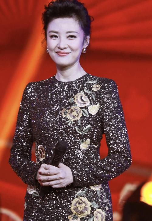 『成熟女性』著名主持人“周涛”真会穿,扎丸子头搭配蕾丝裙减龄时髦,美腻了