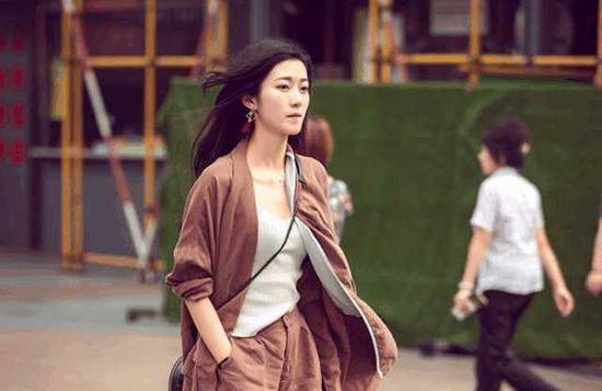 街拍： 图一简约,图二清纯小仙女,图三白皙大长腿让人欲罢不能