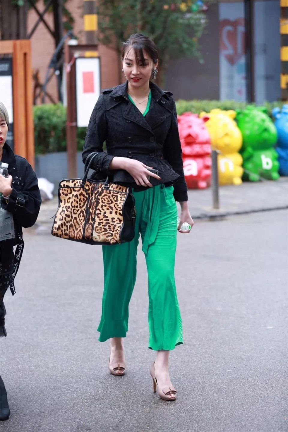 街拍:款步走来,妩媚性感的大高个美女