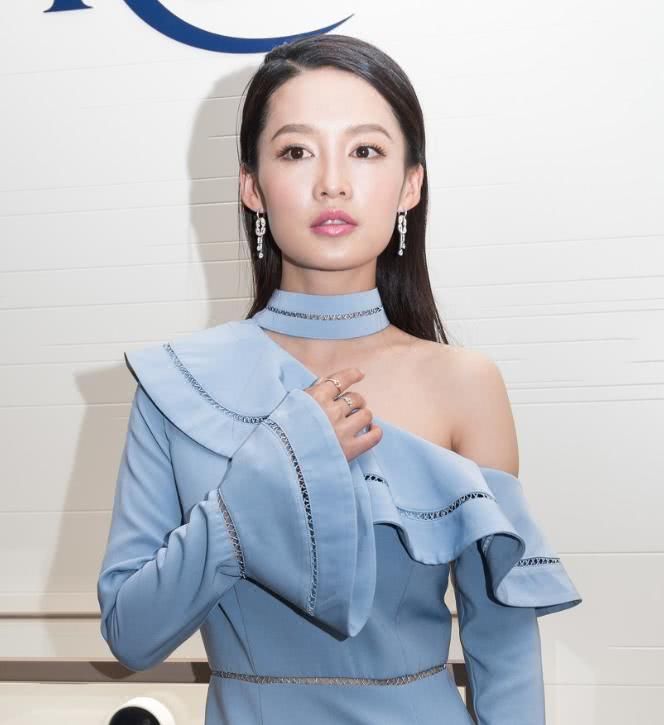 李沁出席活动，这身装扮完全撑不起来，网友:一首空空如也送给你