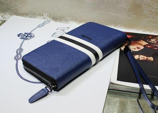 优雅女人打造普拉达，坚持不懈追求新创意，开辟时尚先驱之路