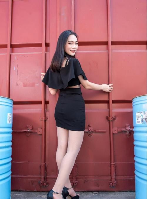『 着不同』细腰搭配大长腿展现出妩媚气质,透视装搭配上高跟鞋