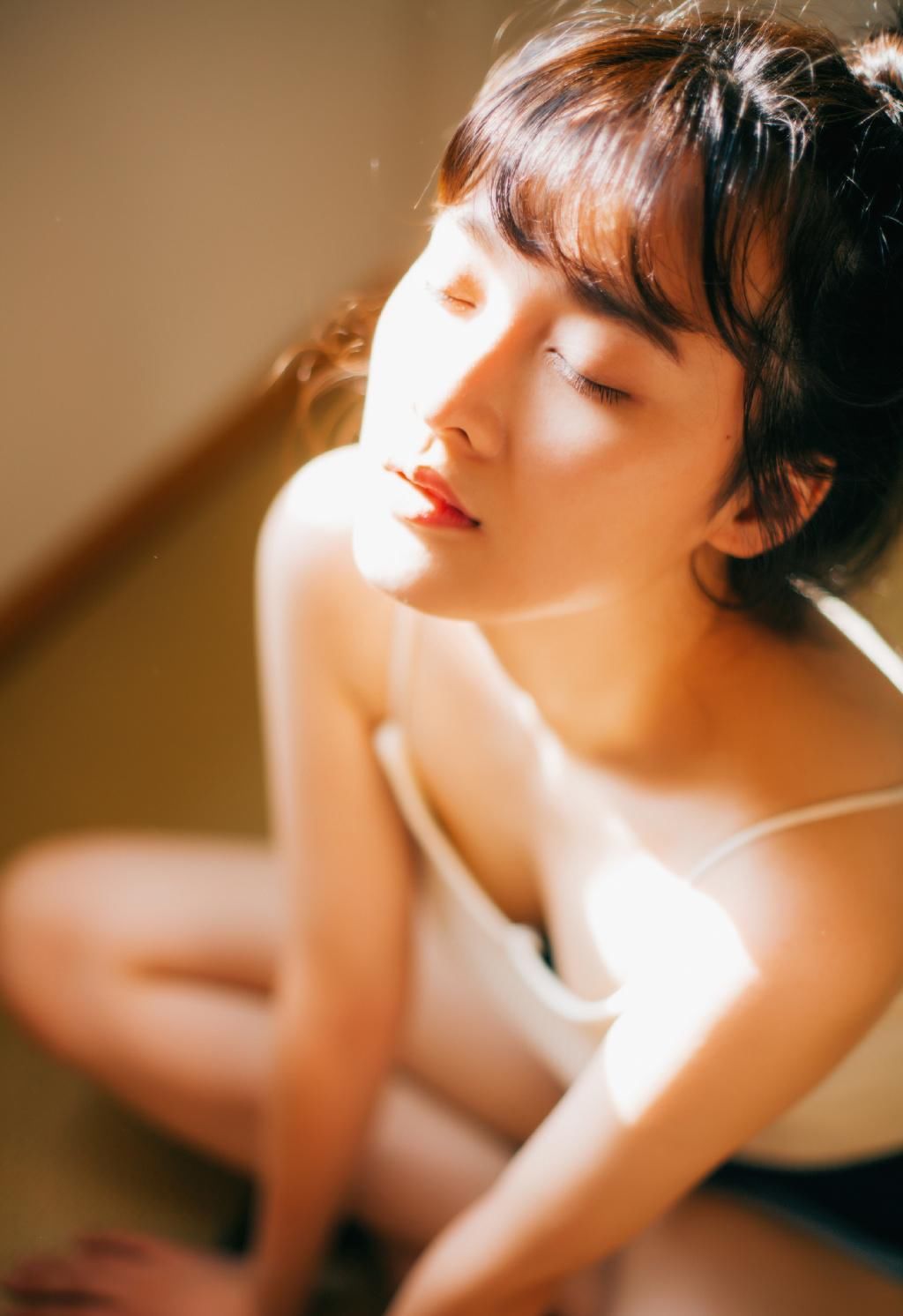 丰腴吊带美女火辣性感私房写真图片