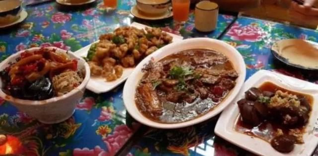 情侣到东北穷游，只点了2个菜被服务员喊停，理由让人哭笑不得