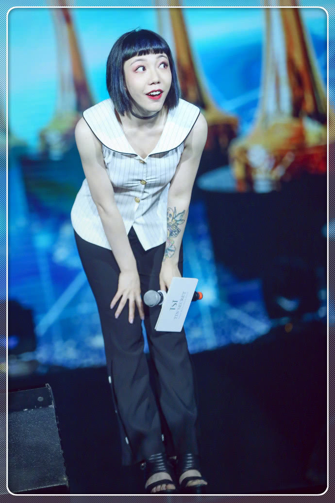 吴莫愁终于肯换刘海了！但这次剪得太短了点，网友：比以前好看了