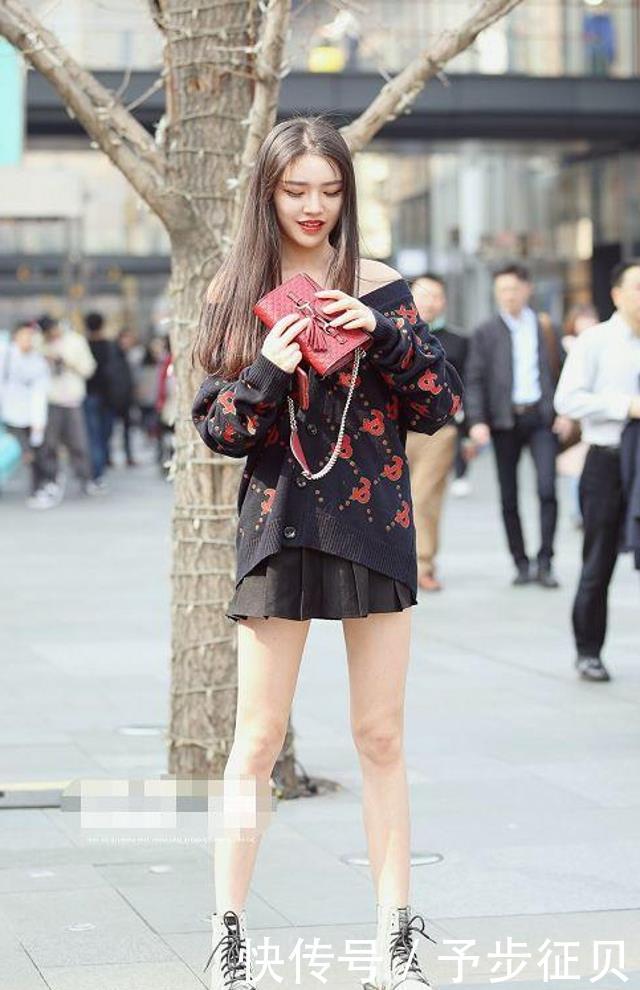  黑色|路人街拍：美女黑色的半裙搭配一条半透的丝袜，非常的甜美