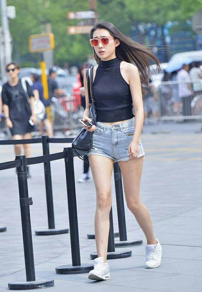 街拍：美女腰瘦身材高，走路飘逸着秀发，气场很是迷人啊