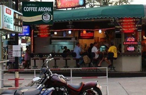 泰国奇特的租妻行为！外国游客带着租来的妻子到处游玩！