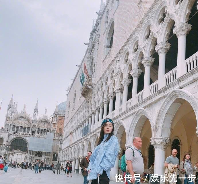 张天爱这样穿真帅, 条纹衬衫配阔腿裤, 简直都没小鲜肉什么事了!