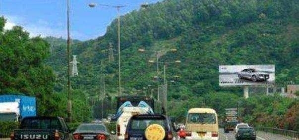 中国最“赚钱”的公路，花费7.8亿，年收入28亿，车辆络绎不绝