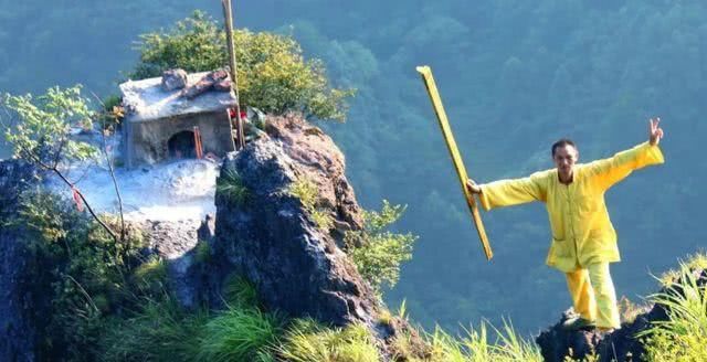 湖南最牛“峭壁飞人”，帮人烧香“轻松”月入过万，敢做的没几个