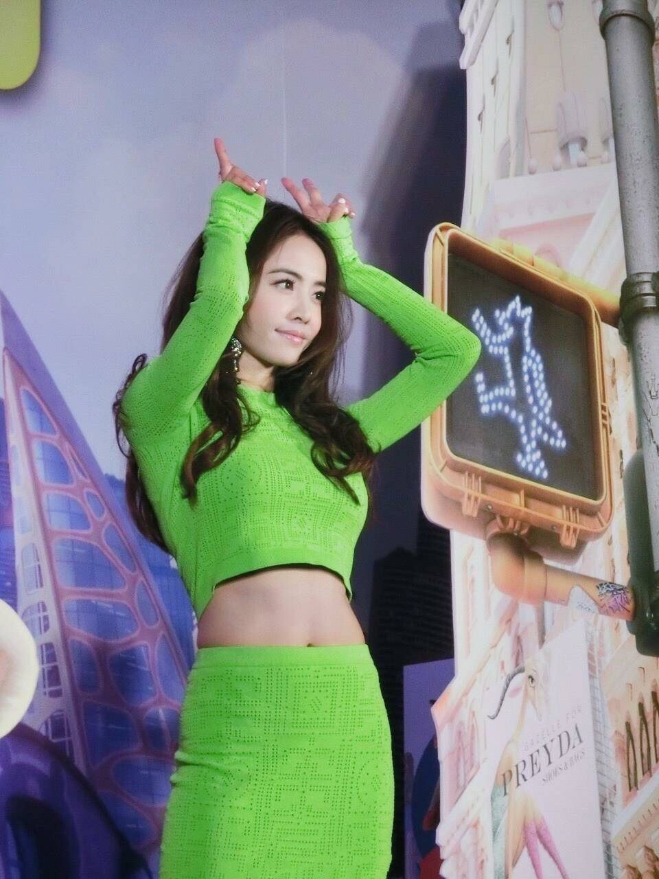 49岁的王菲和杨幂同穿荧光绿，天后和辣妈果然不一样，气场差太多