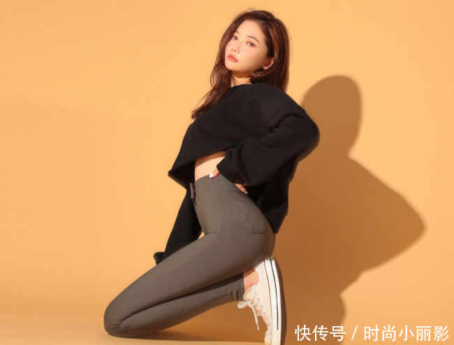 紧身打底裤：清雅悠然的城市美女，展现美好身段，吸引力十足！