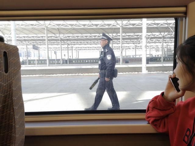 他们400米车厢要往返走三万步，每次出门还带两身警服，为啥？