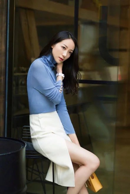 小姐姐身穿浅蓝色的上衣尽显成熟妩媚，开叉的五分裙也不能够阻挡