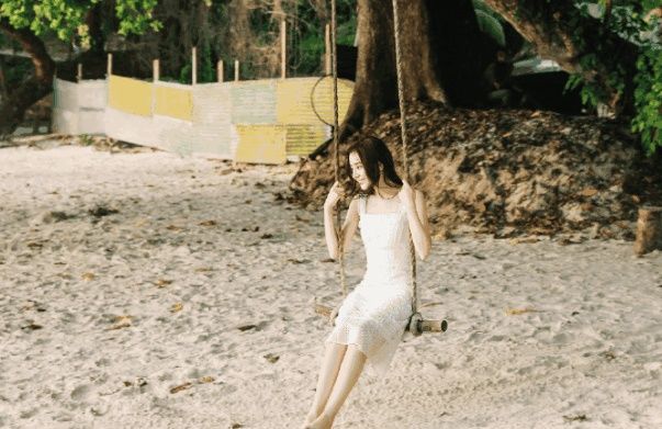 迪丽热巴身穿白色镂空连衣裙撞衫唐嫣, 迪丽热巴灵动, 唐嫣气质