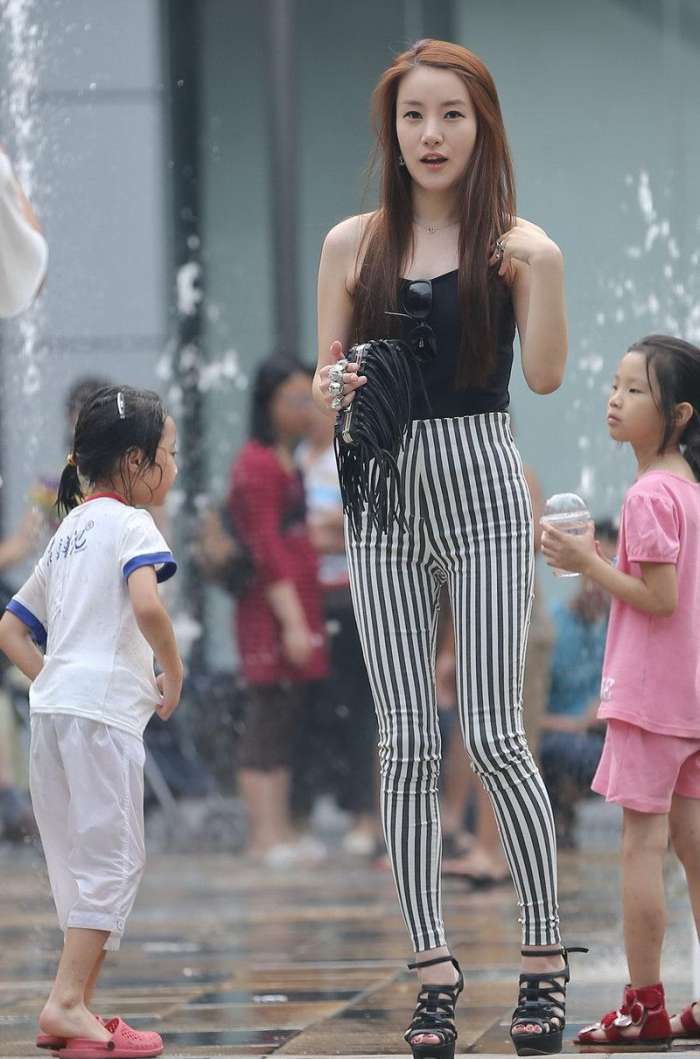 街拍：气质温柔的小姐姐看起来太美了，身材也是非常的好