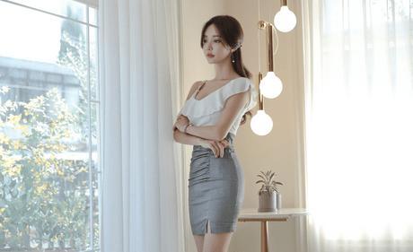 时尚美女：孙允凝雪荷叶微褶低胸包臀裙