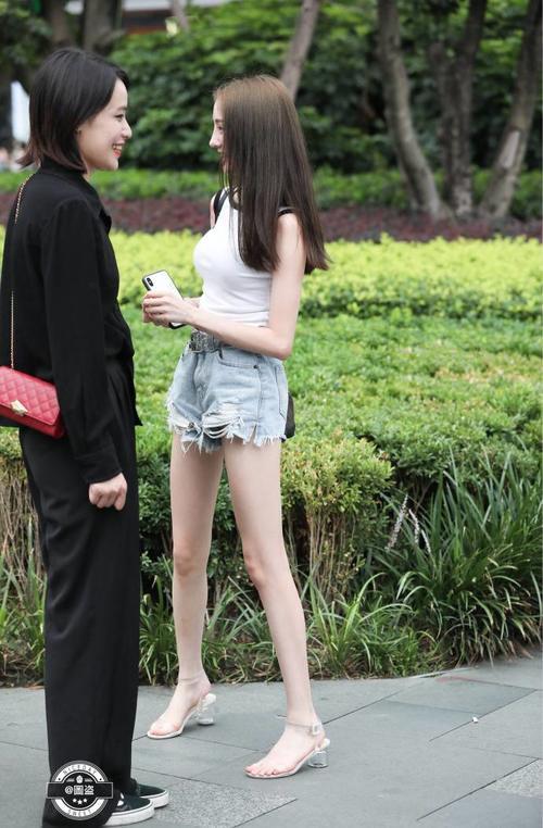 路人街拍，两个漂亮的小姐姐，右边那个更加性感