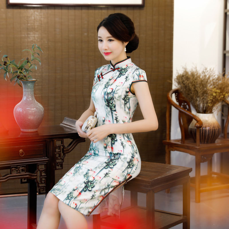 48岁老婆穿这种“改良旗袍”，其实优雅不失女人味，像个小仙女