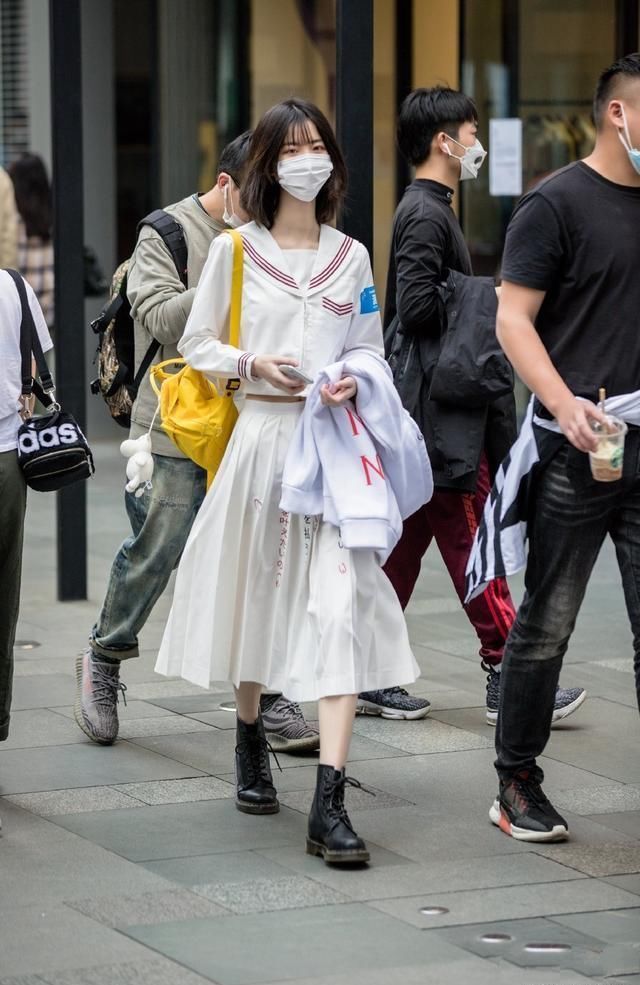  『选择』一双马丁靴到底怎么搭才好看？看看她们你就明白了，其实很简单